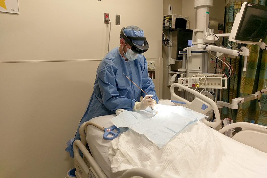 Surgeon using augment reality to assist with operating (Source: inventor Andrew Cutler)