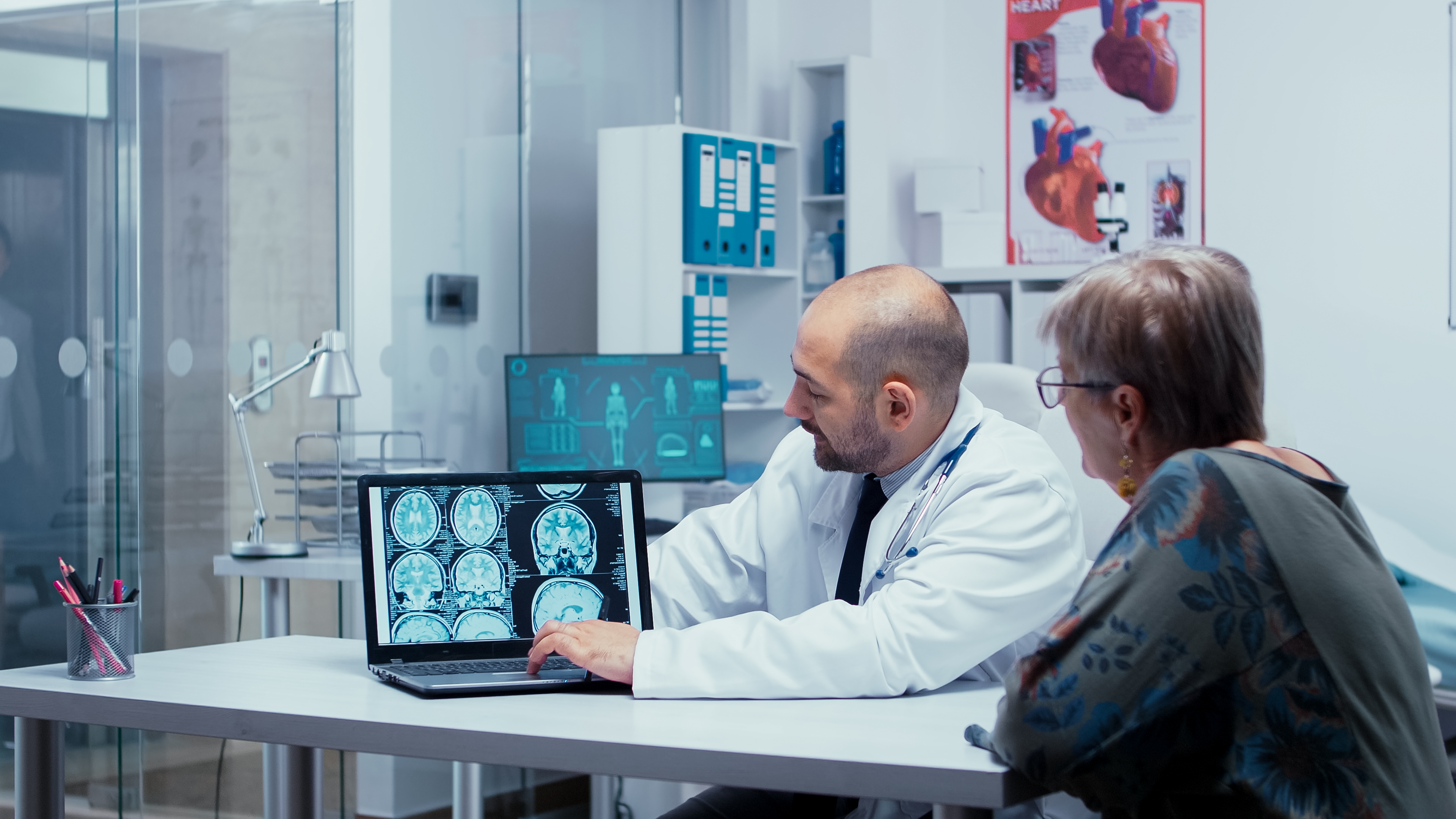 A doctor explaining results of a brain scan to a patient.(source: envato)